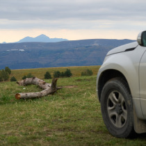 Suzuki Grand Vitara на фоне Кавказа