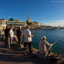 Рыбаки у морского порта Сочи. Fishermen at the sea port of Sochi