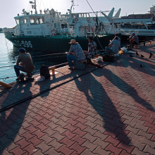 Рыбаки у  Морского порта Сочи
