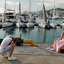 Туристы на фоне яхт-клуба Sochi Grand Marina
