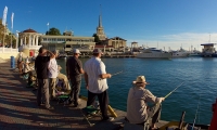 Рыбаки у морского порта Сочи. Fishermen at the sea port of Sochi