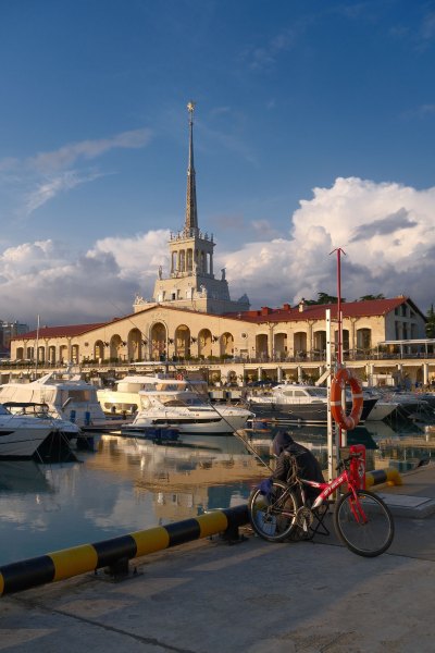 Морпорт Сочи и рыбак