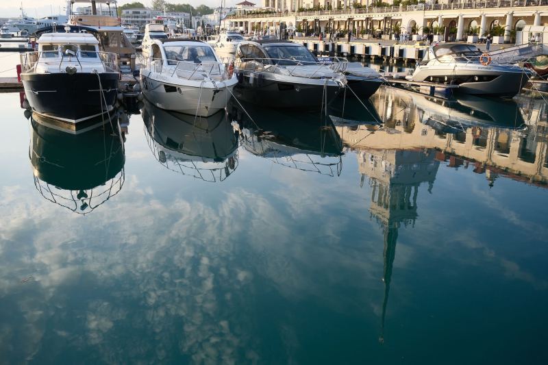 Отражение яхт и башни в Sochi Grand Marina