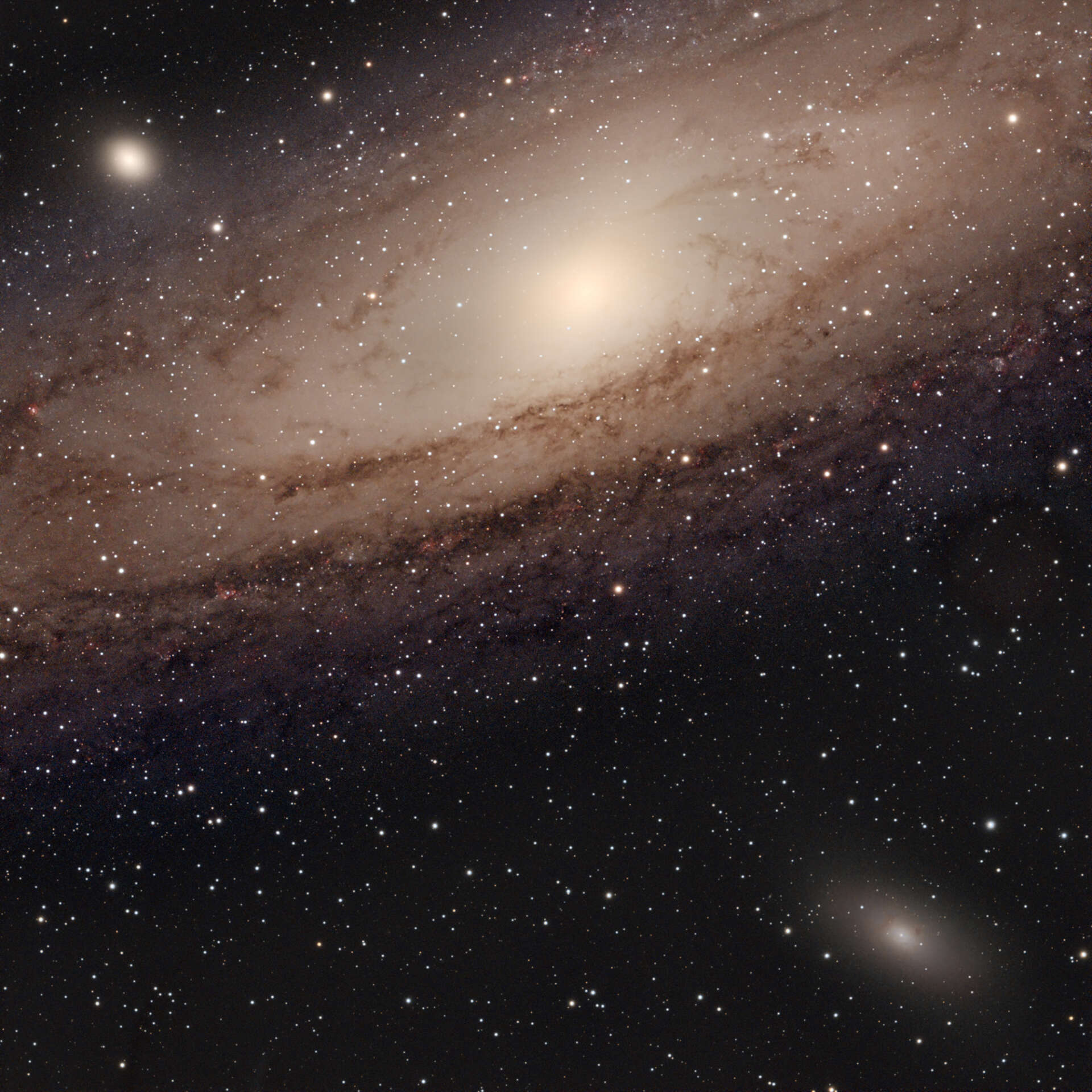 Галактика Андромеды (M31) и её спутники М32 и NGC 205 (M110)