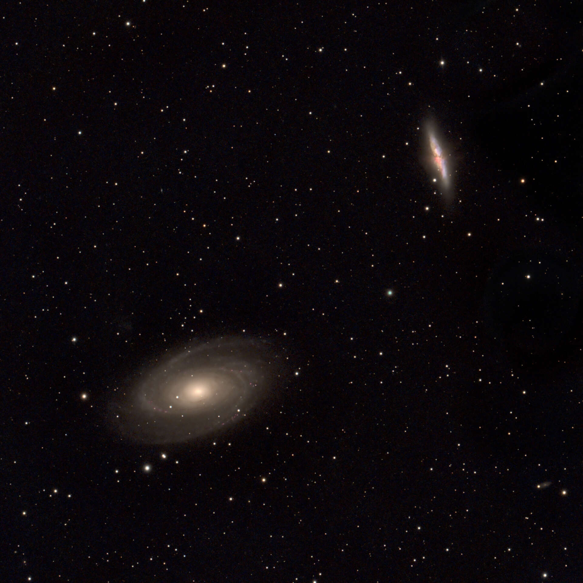 Астрофотография группы галактик М81, М82 и NGC 3077 в созвездии Большая Медведица, снятая на Askar 103APO в Сочи